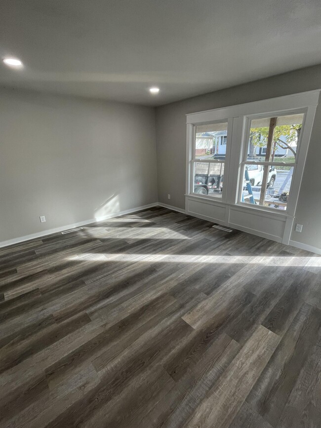 Building Photo - 1804 W 54th St