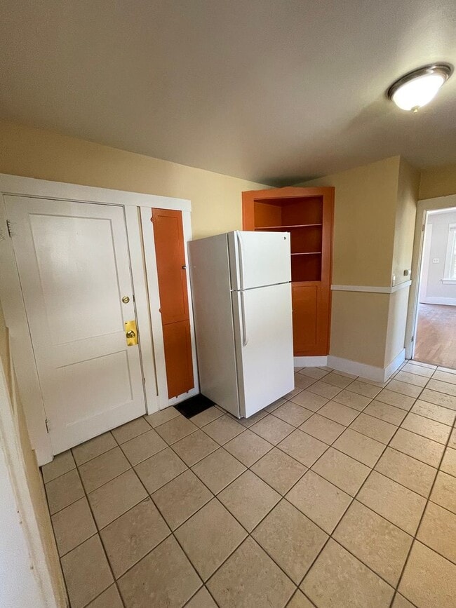 Building Photo - Charming Craftsman-Style Oversized 1 Bedroom Duplex with flex space for a den/walk in closet