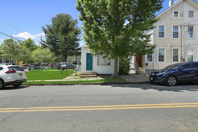Building Photo - 709 Mulberry St