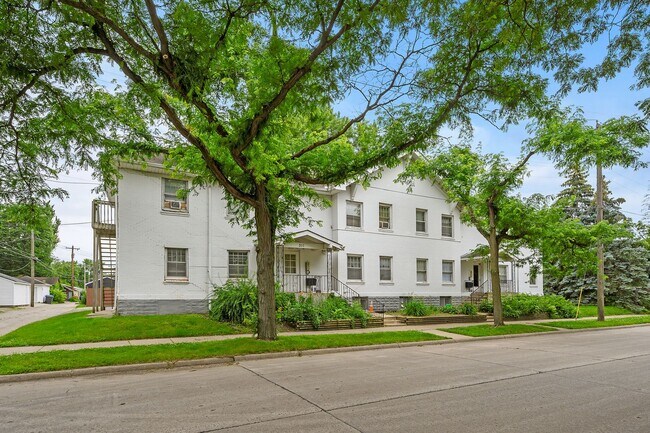 Building Photo - Cute 1 BR Available 9/1 in Longfellow Neig...