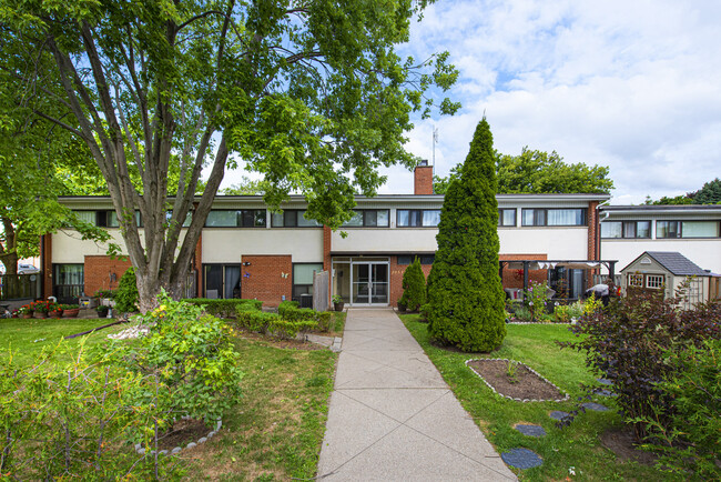 Building Photo - 2020-2077 Barsuda Drive Apartments