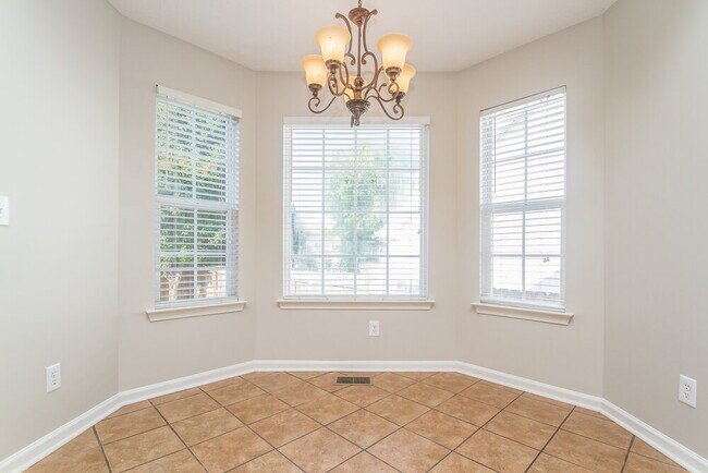 Building Photo - 277 Iris Dr