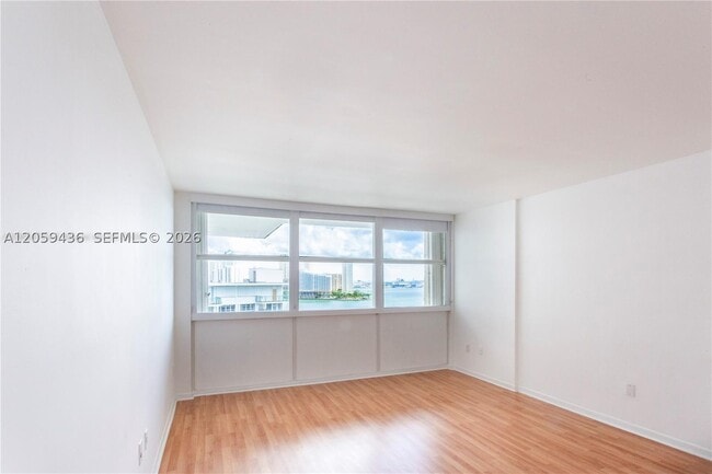 Building Photo - 1420 Brickell Bay Dr