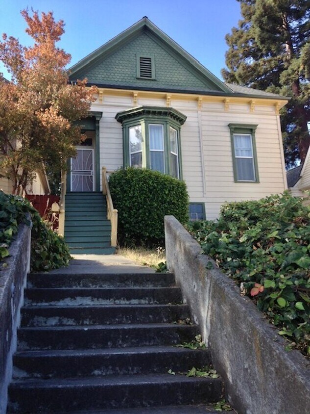 Primary Photo - 2 Bedroom 1 Bath Victorian House in Vallej...