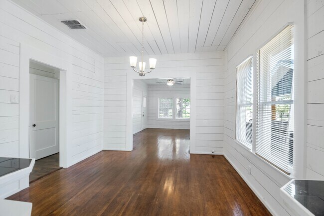 Foto del edificio - 1807 W Summit Ave.