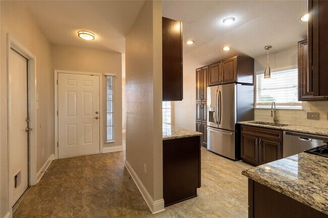 Building Photo - 513 Shant St