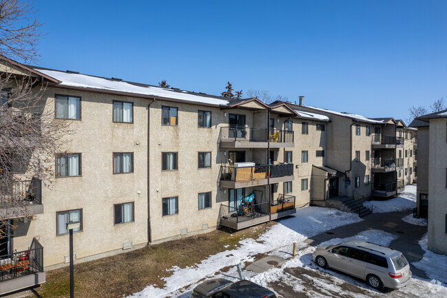 Photo du bâtiment - Falconcrest Village