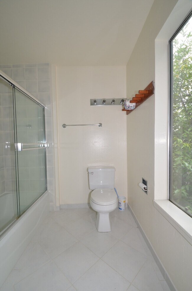 Foto del edificio - Incredible Tam Valley Home Available July 1st