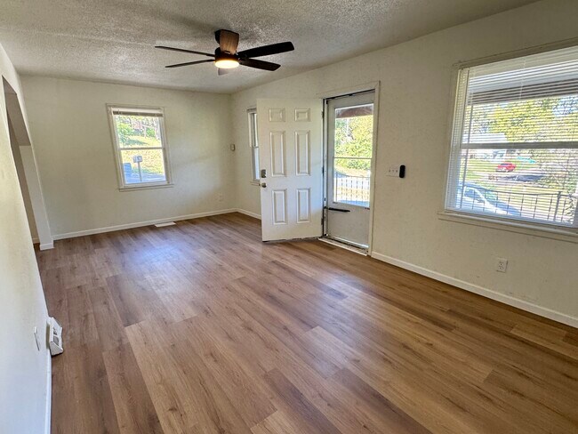 Foto del edificio - 8801 E Independence Ave