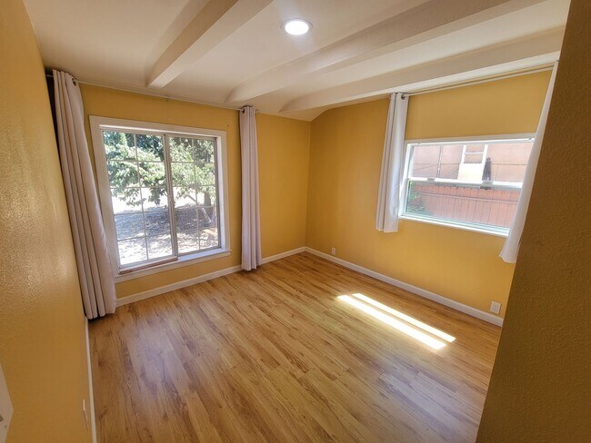 Building Photo - Lovely 5 Bedroom Two Bathroom Home in Sacr...