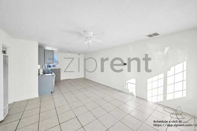 Foto del edificio - 301 Maxine Ave