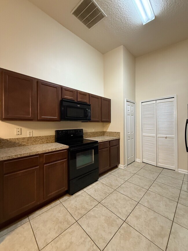 Foto del edificio - 2564 Golden Lake Loop
