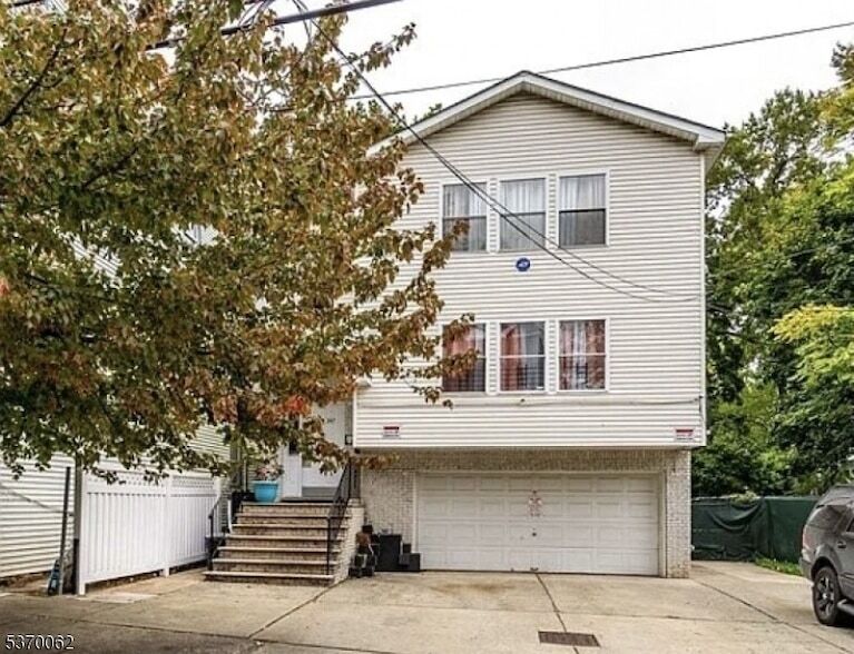 Primary Photo - 245-247 Hawthorne Avenue Unit