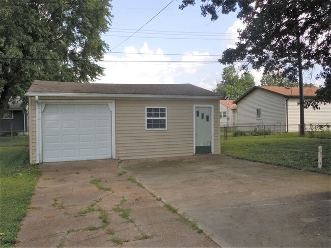 Building Photo - Two Bedroom House with Main Floor Laundry Hookups and Garage w/ Opener!