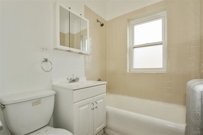 Foto del edificio - 1742-56 E 72nd St
