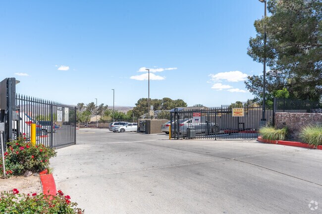 Entrada cerrada - Sunset Pointe Apartments