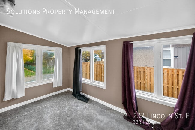 Building Photo - **3 Bedroom, 2 Bath Full House w/ Parking **