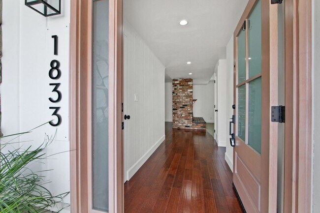 Foto del edificio - Beautiful Rehabbed Home In Mesa Verde with...