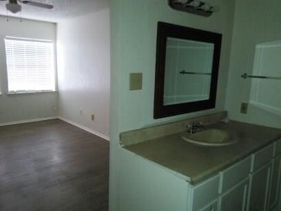 Foto del edificio - 12208 Copper Tree Pvt Ln