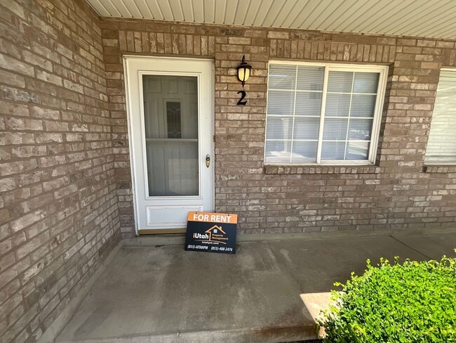 Building Photo - 3 bdrm 2 1/2 bath Townhome
