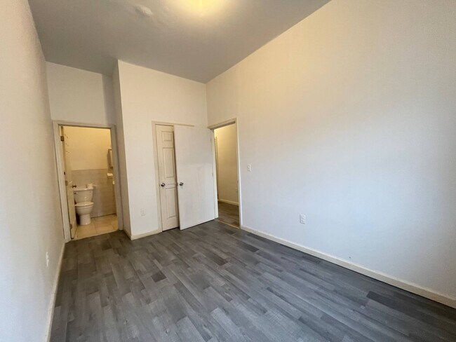 Building Photo - 871 Elsmere Pl