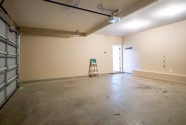 Building Photo - 4 Bed/3.5 Bath