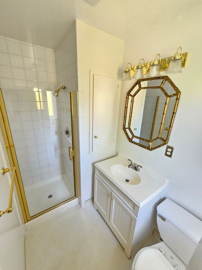 Foto del edificio - Beautiful Baker West Neighborhood