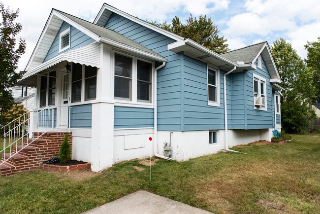 Building Photo - 8 Poplar Ave