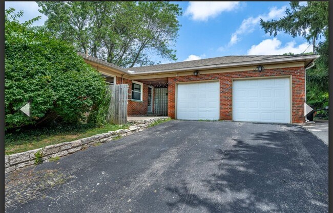 Foto del edificio - Quaint Duplex w/your Own Basement, Garage Space & Patio