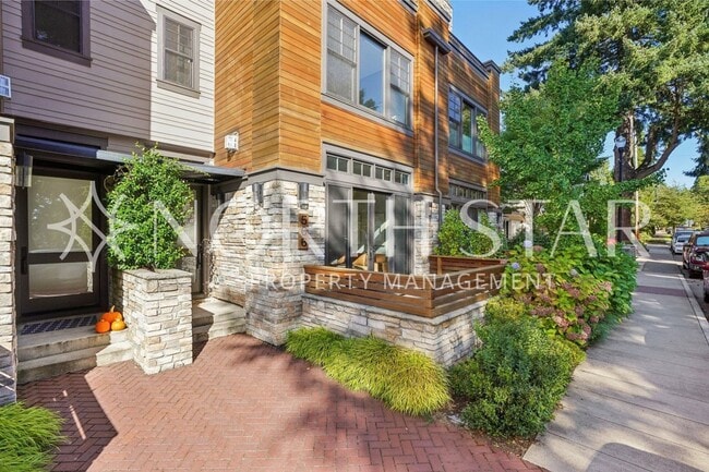 Building Photo - Luxury Living in the Heart of Lake Oswego: Stylish 3-Story Townhouse