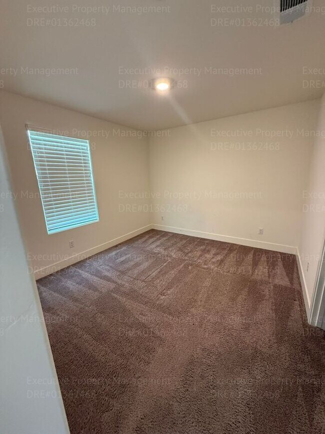 Foto del edificio - Spacious 4 bedroom/ 3 bathroom home