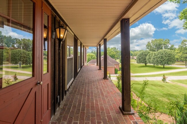 Building Photo - $500 off second full month of rent- Single...