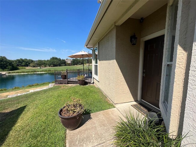 Foto del edificio - 3300 Forest Creek Dr