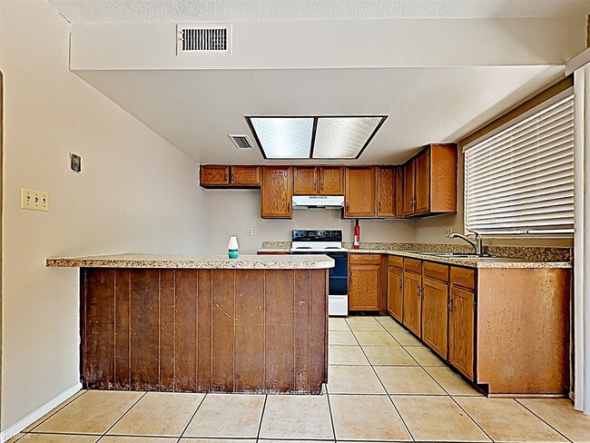 Building Photo - 2 br, 1 bath House - 8829 W Turney Ave