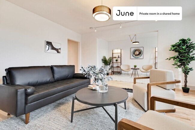 Foto del edificio - Private bedroom in 4 bed/1 bath Home