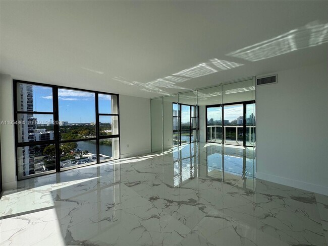 Foto del edificio - 3675 N Country Club Dr