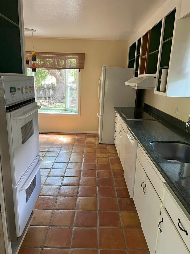 Building Photo - HAYWARD HILLS!!! BEAUTIFUL TWO STORY HOUSE...