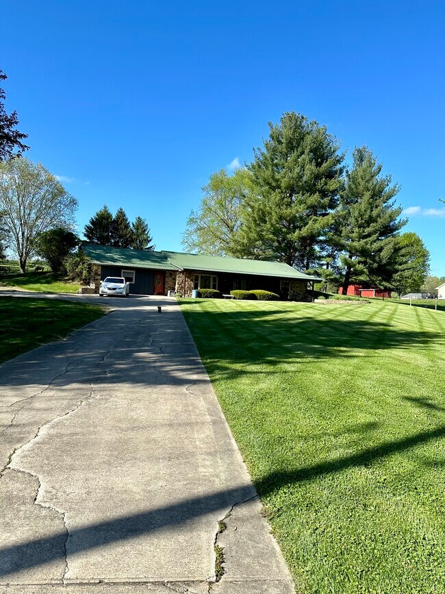 Foto del edificio - 6200 W Maple Grove Rd