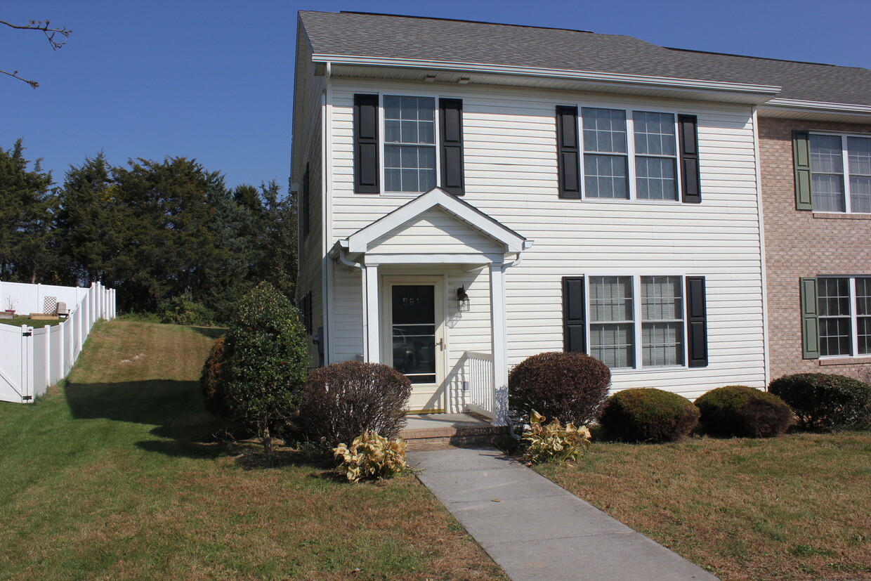 Primary Photo - 3 Bedroom, 2.5 Bath Duplex