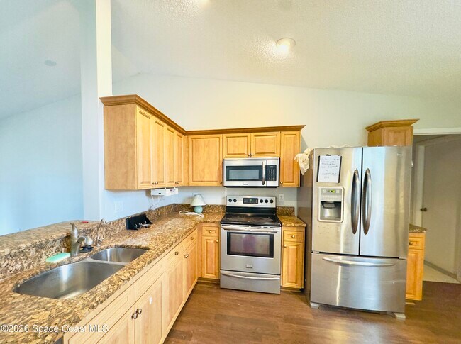 Building Photo - 858 Villa Dr