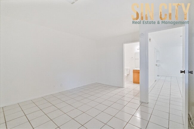 Building Photo - "Charming 1-Bed Condo Retreat in Las Vegas – Perfect Comfort in 599 Sq Ft!"
