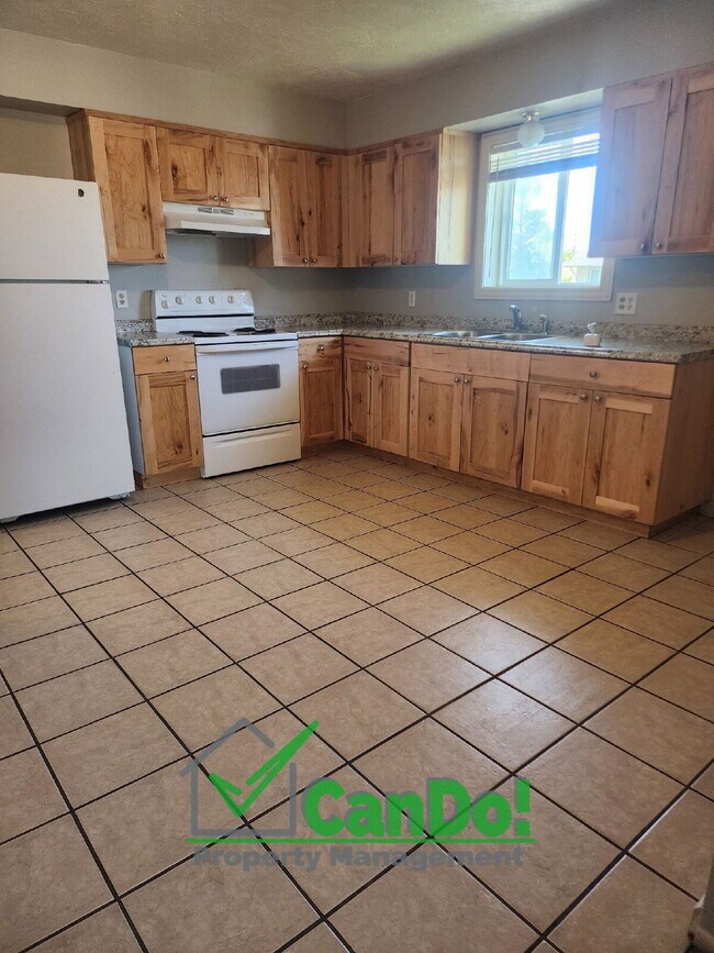 Building Photo - Available Mid-July Updated 3 bedroom, 1 ba...