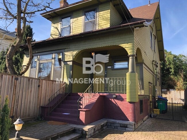 Photo - Close-In NE Portland Victorian Offers  Perfect Blend of  Old Charm with Newer Amenities. Lush Pri... House