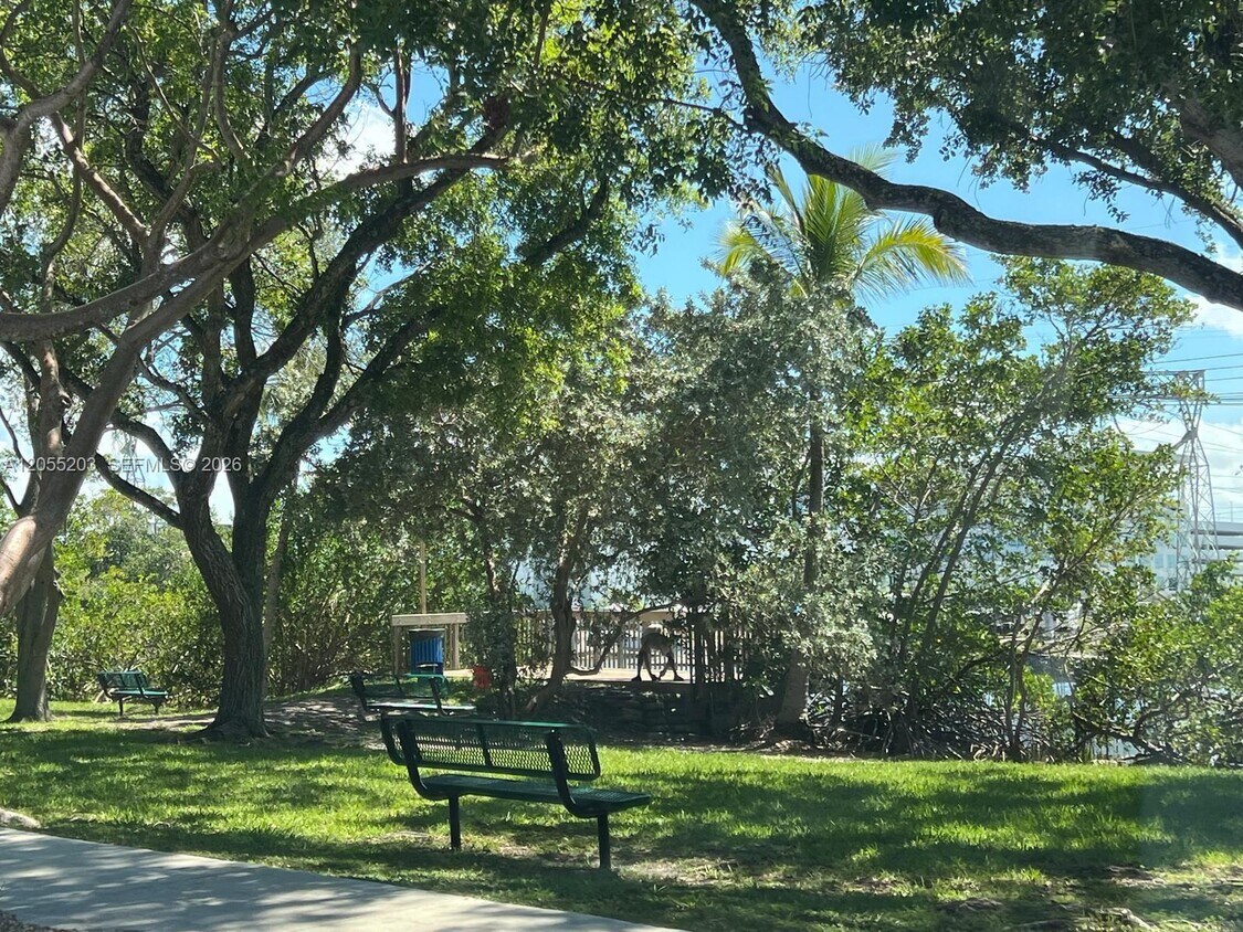Foto del edificio - 217 NW 14th Ct
