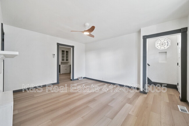 Photo - 2104 Straubs Ln House