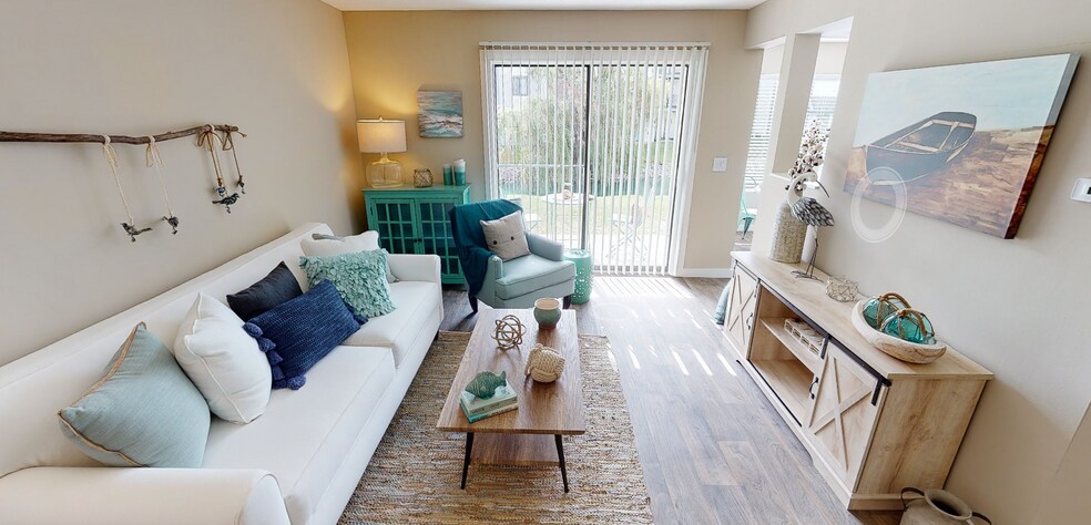 Lakeside Crossing at Eagle Creek Apartments and Townhomes
