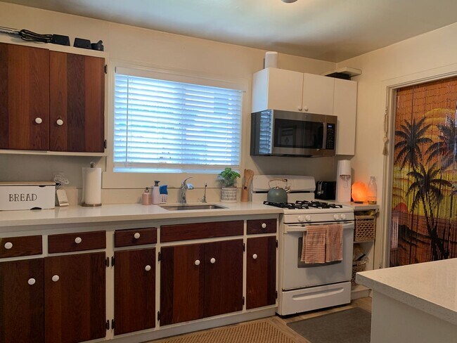 Foto del edificio - Charming 2Bd/1Ba Pleasure Point Cottage – Steps from the Ocean