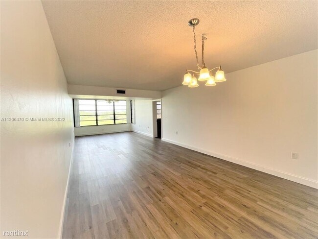 Building Photo - 2 br, 2 bath Condo - 1703 Whitehall Dr