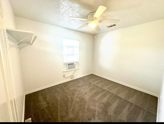 Foto del edificio - 831 1/2 Deerpass Drive