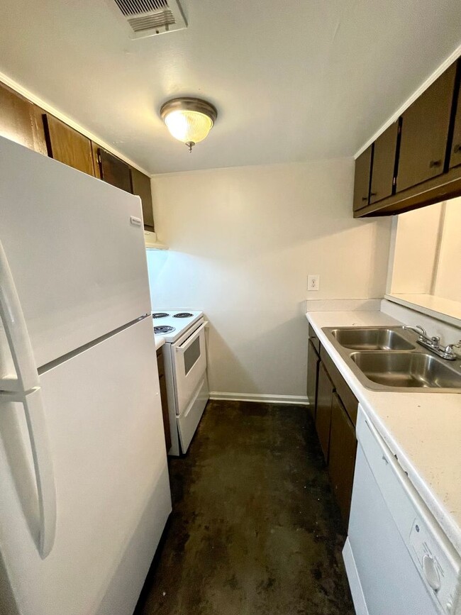 Building Photo - 2 Bed / 1 bath townhouse available now!